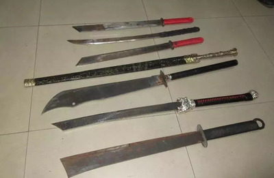 囂張逃犯持刀挑釁警方，法網恢恢終將自食惡果